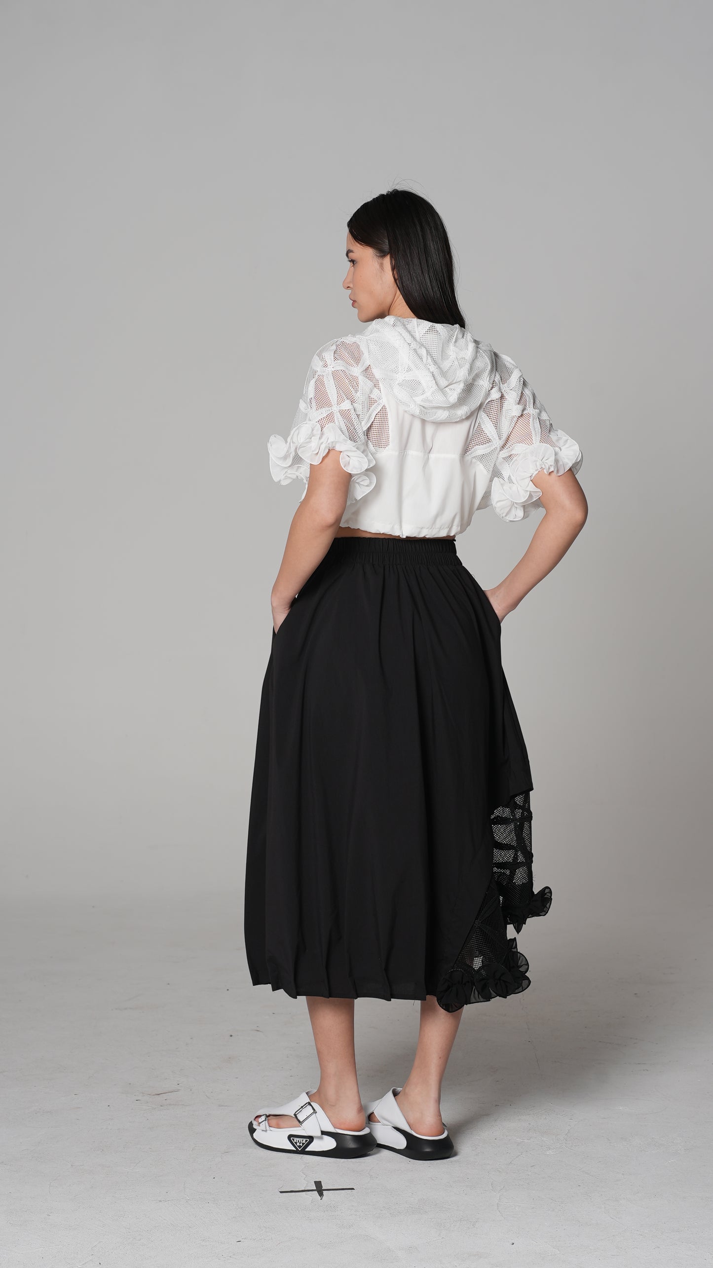 Blusa cropped semitransparente con bordado calado | H4 London – Estilo 6221