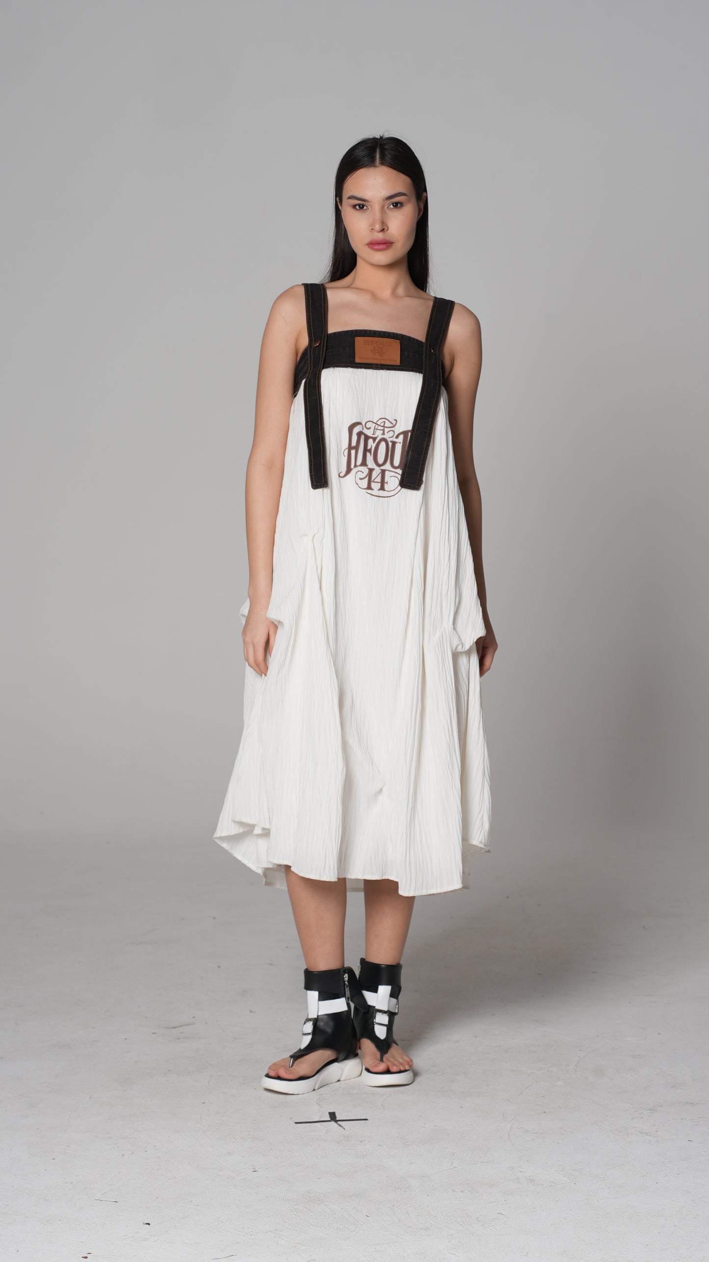 FIFOUR Ärmelloses Kleid mit Slogan-Print | H4 London – Modell 6228