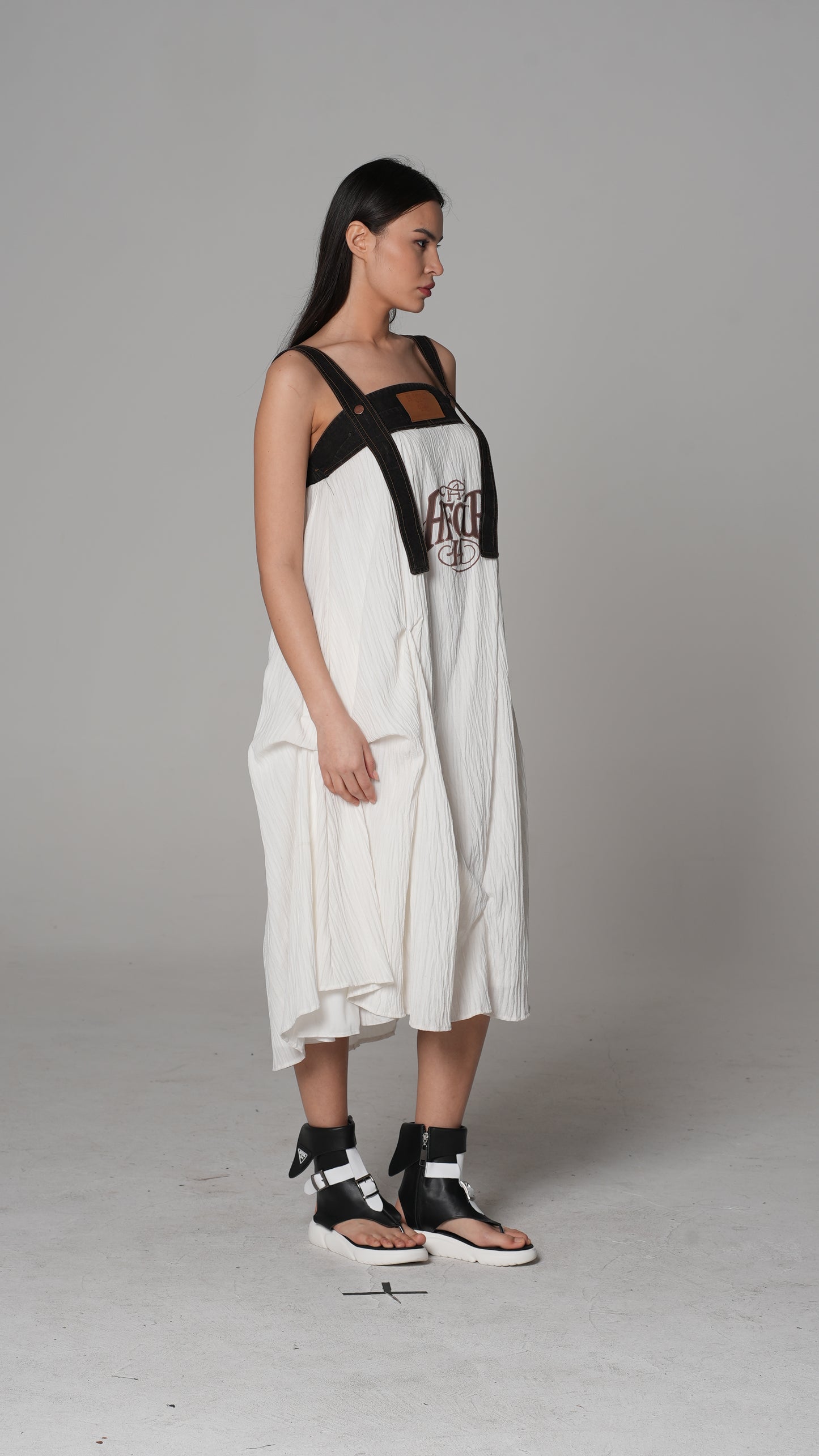 FIFOUR Ärmelloses Kleid mit Slogan-Print | H4 London – Modell 6228