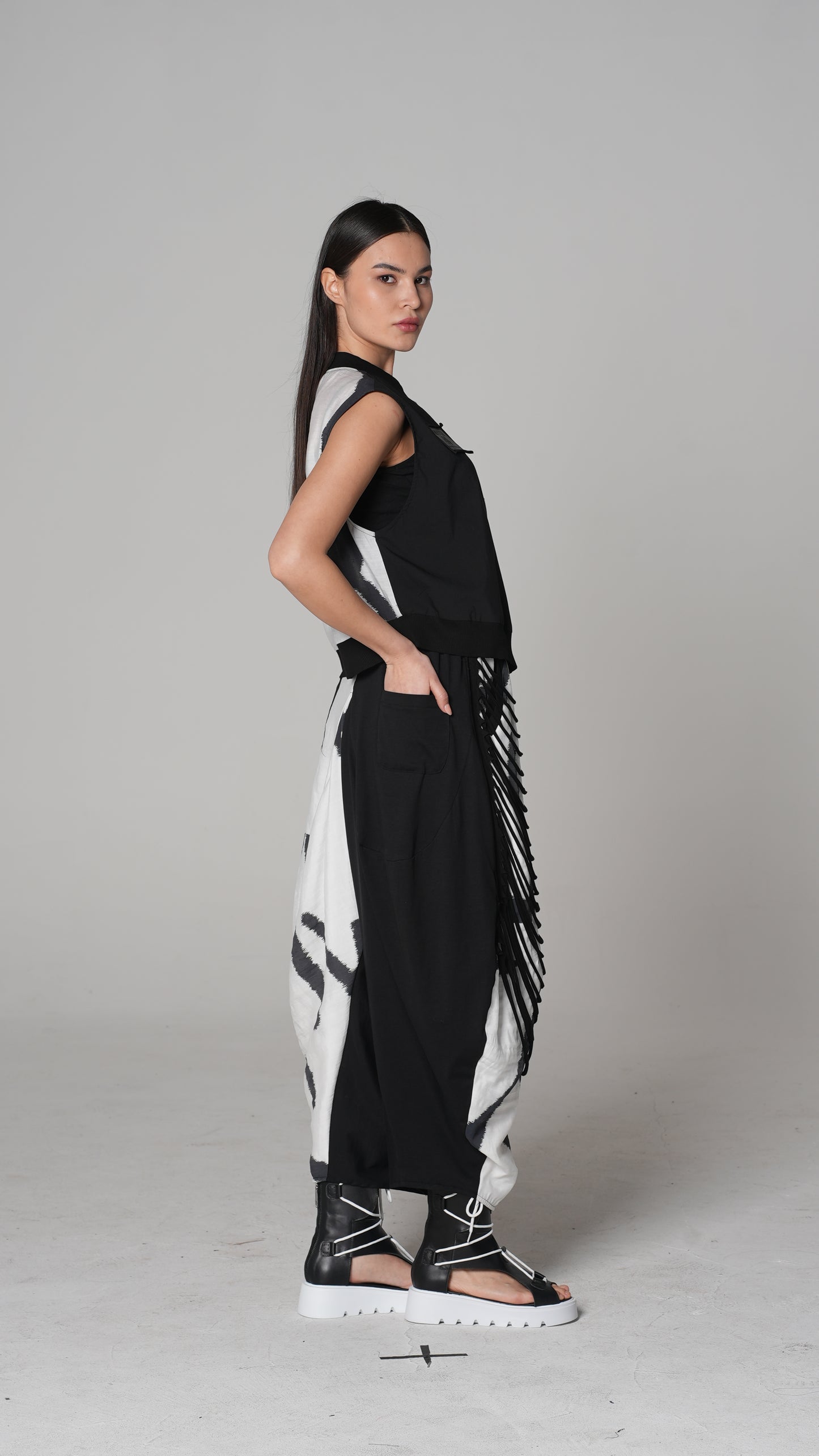 Chaleco Negro con Estampado Grafiti | H4 London – Estilo 6233