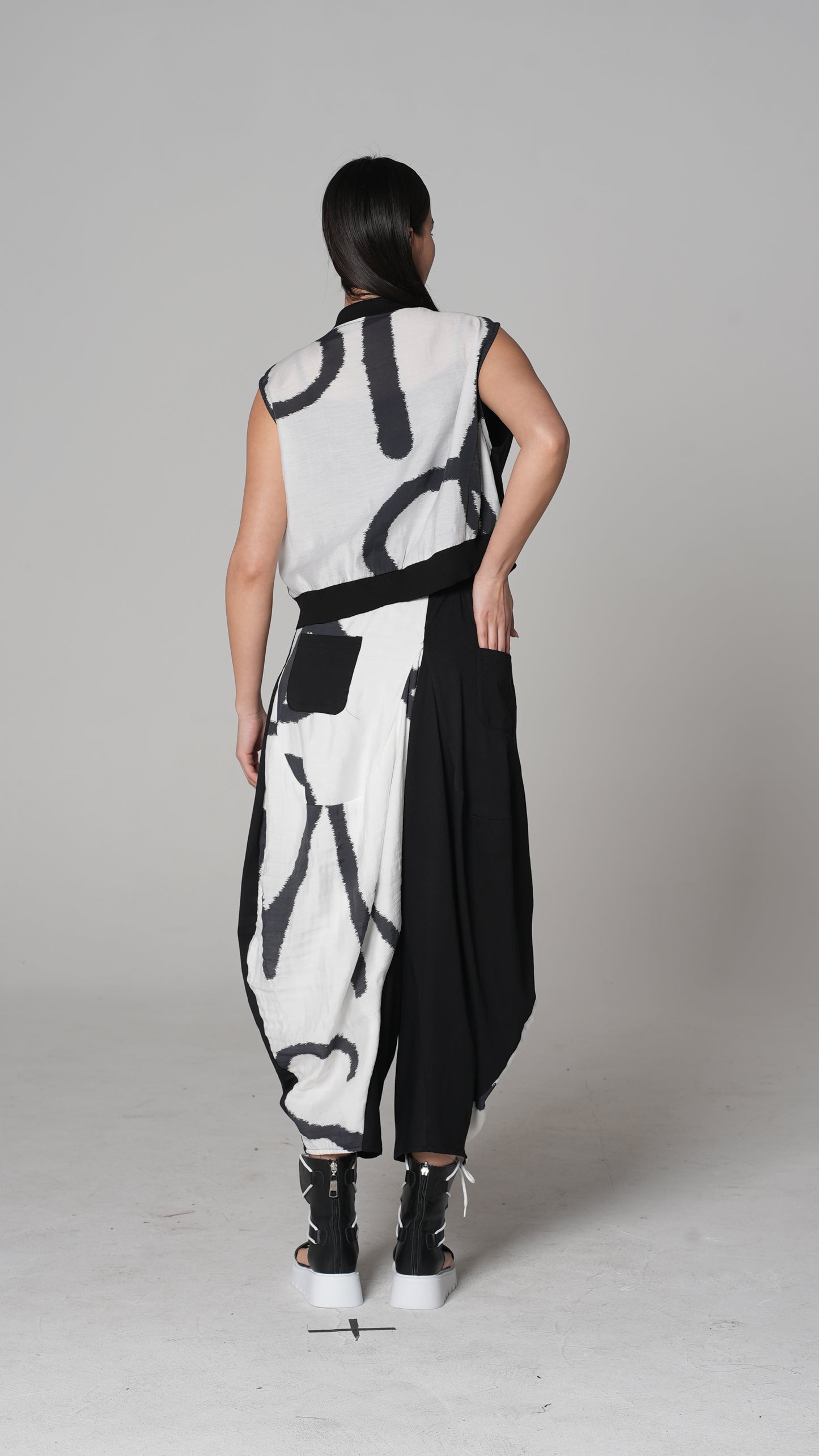 Chaleco Negro con Estampado Grafiti | H4 London – Estilo 6233