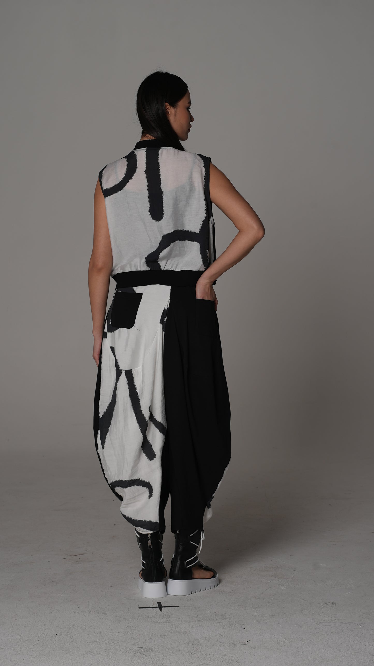 Pantalón Negro con Estampado Graffiti | H4 London – Modelo 6234