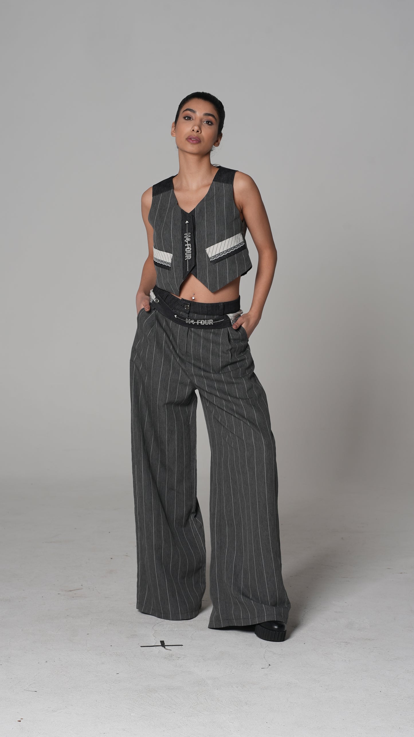 Pantalón de Raya Diplomática Ancho | H4 London – Modelo 6247
