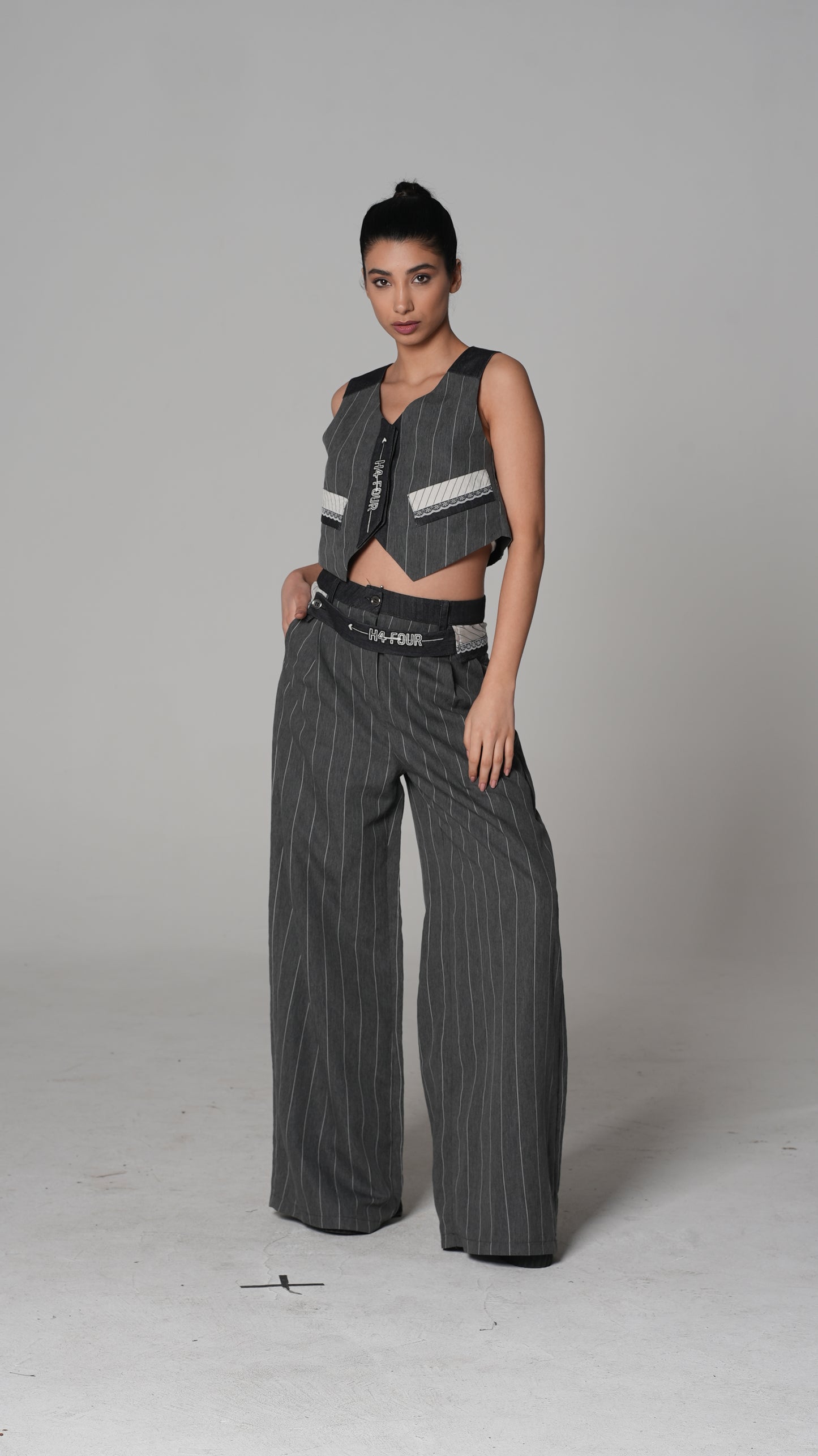 Pantalón de Raya Diplomática Ancho | H4 London – Modelo 6247