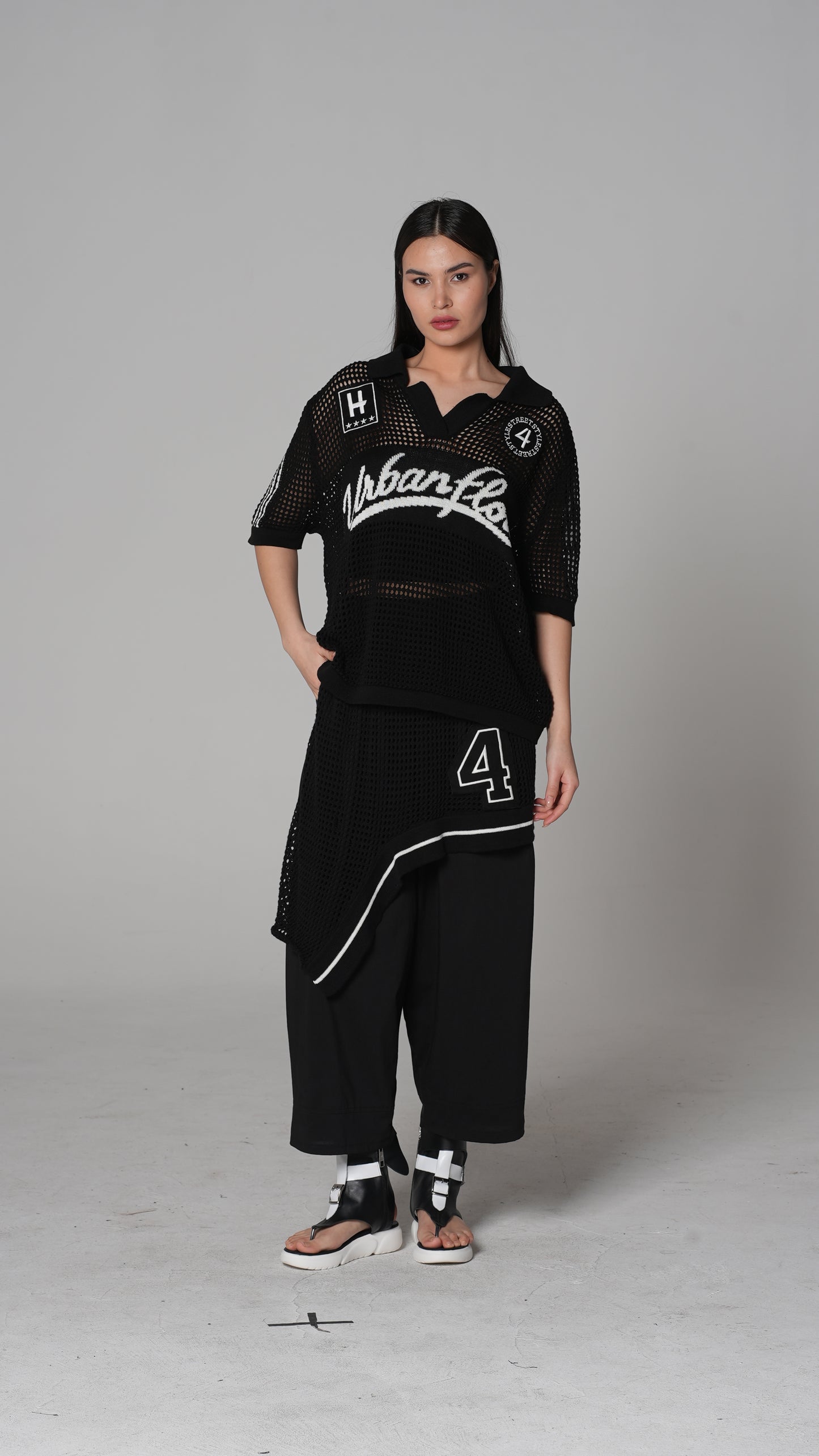Camiseta Varsity con Hombros Descubiertos | H4 London – Modelo 6267